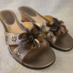 Life stride metallic flower sandals size 8